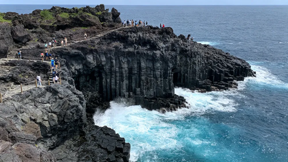 火山島：網紅打卡與地質奇觀的平衡
